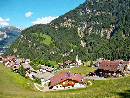 26. I takto malá vesnička má svůj kostelík
